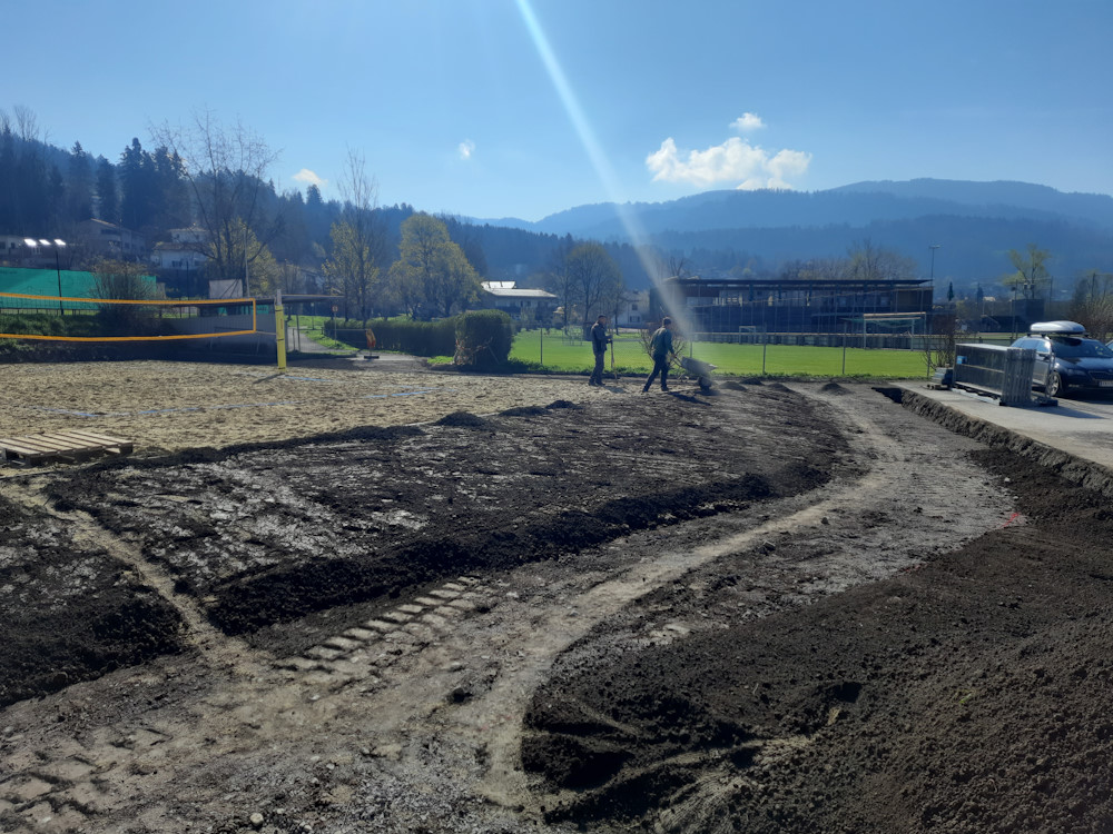 Volleyballplatz, fachgerechte modellierung, eingeebnet, humunisierung, Schmid Erdbau, Erdbau Leiblachtal Volleyballplatz, fachgerechte modellierung, eingeebnet, humunisierung, Schmid Erdbau, Erdbau Leiblachtal